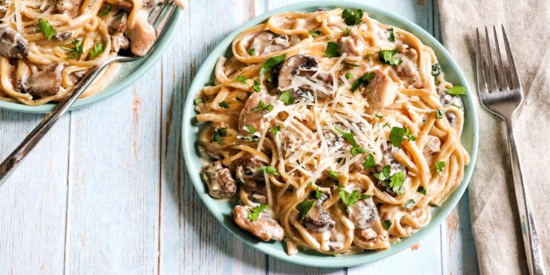 طرز پخت پاستا با مرغ و سس قارچ