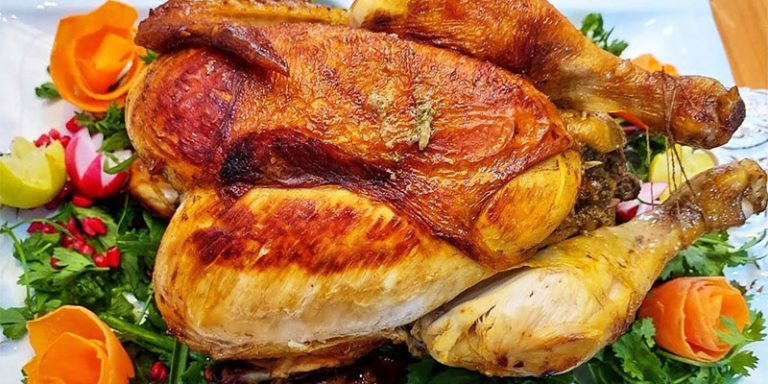 طرز تهیه مرغ شکم‌ پر رژیمی با سبزیجات و ادویه‌های ایرانی